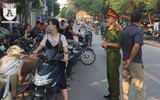 Đoàn viên thanh niên Công an Hà Nội đội nắng đảm bảo an ninh tại các điểm thi